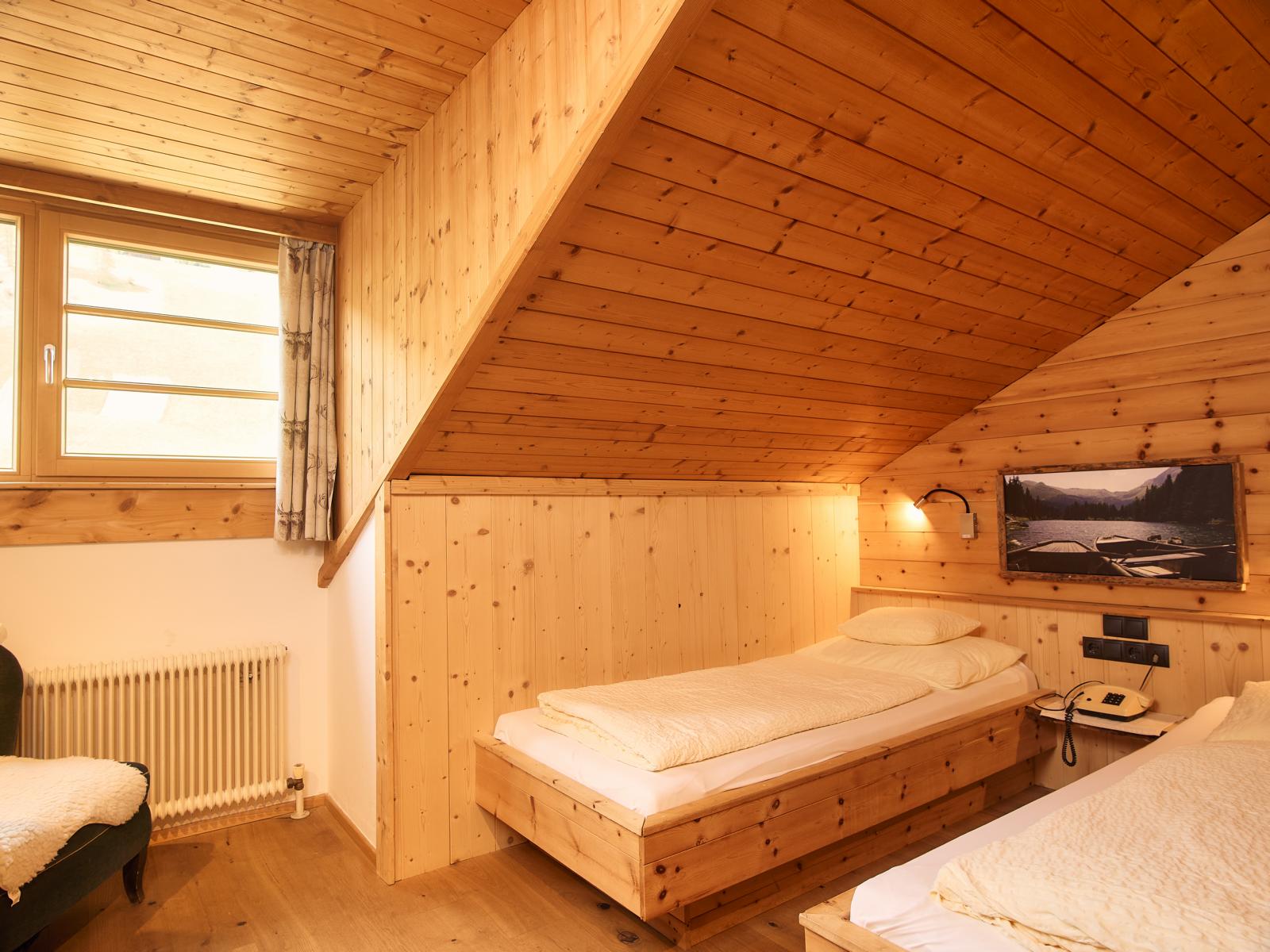 Zimmer mit Naturmaterialien für Bergwanderer im Almi's Berghotel in Tirol