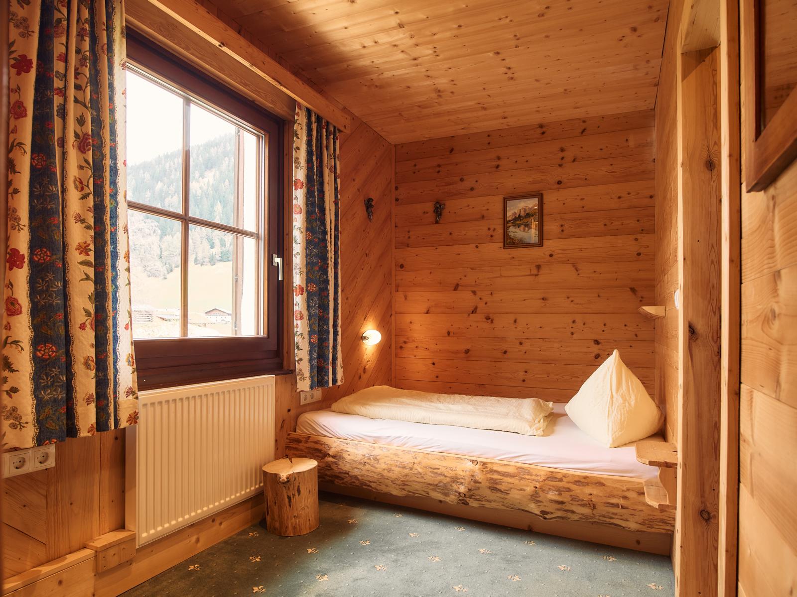 Gesunder Schlaf in der Schäfersuite im Almis Berghotel im Tiroler Wipptal