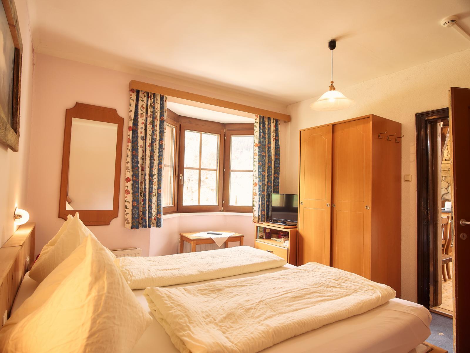 Doppelzimmer in Adlernest-Suite im Almii's Berghotel, Wipptal, Tirol