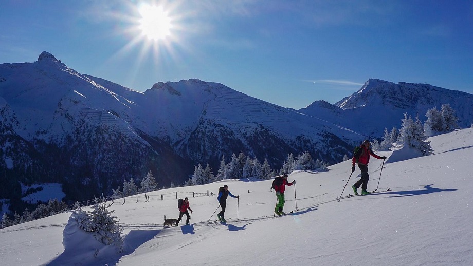 Skitourengenuss mit Bergführer aus dem Wipptal in der "stressfreien Zone" Almi's Berghotel in Obernberg, Tirol.