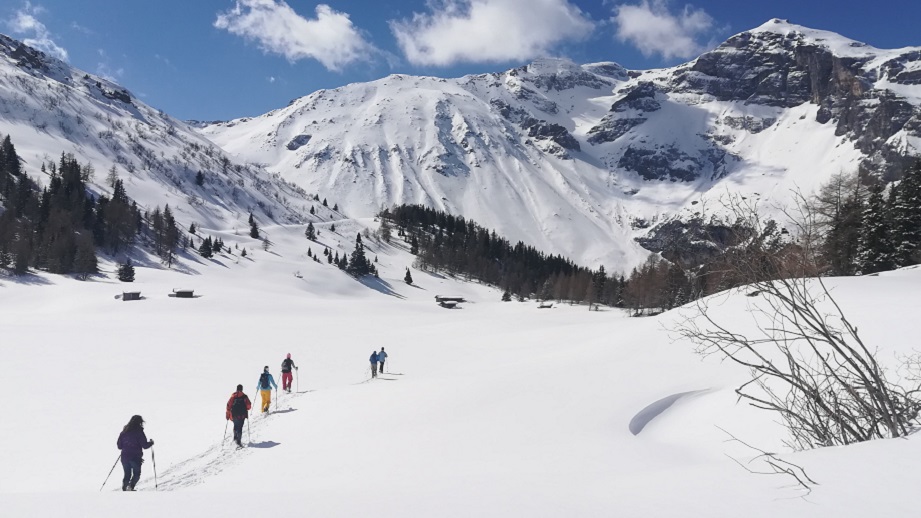 Schneeschuhwandern in unberührter Natur im Wipptal, Tirol