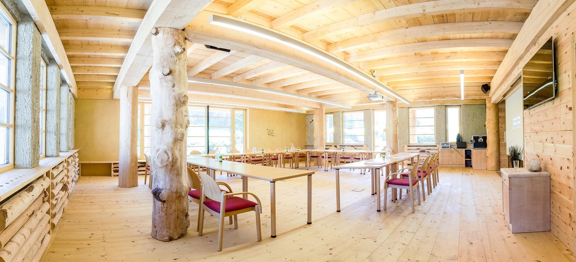 Seminarraum mit natürlichen Elementen in Almi's Berghote im Tiroler Wipptal