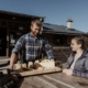 Senner Thomas serviert den Wandergästen auf der Steineralm seine Käsespezialitäten